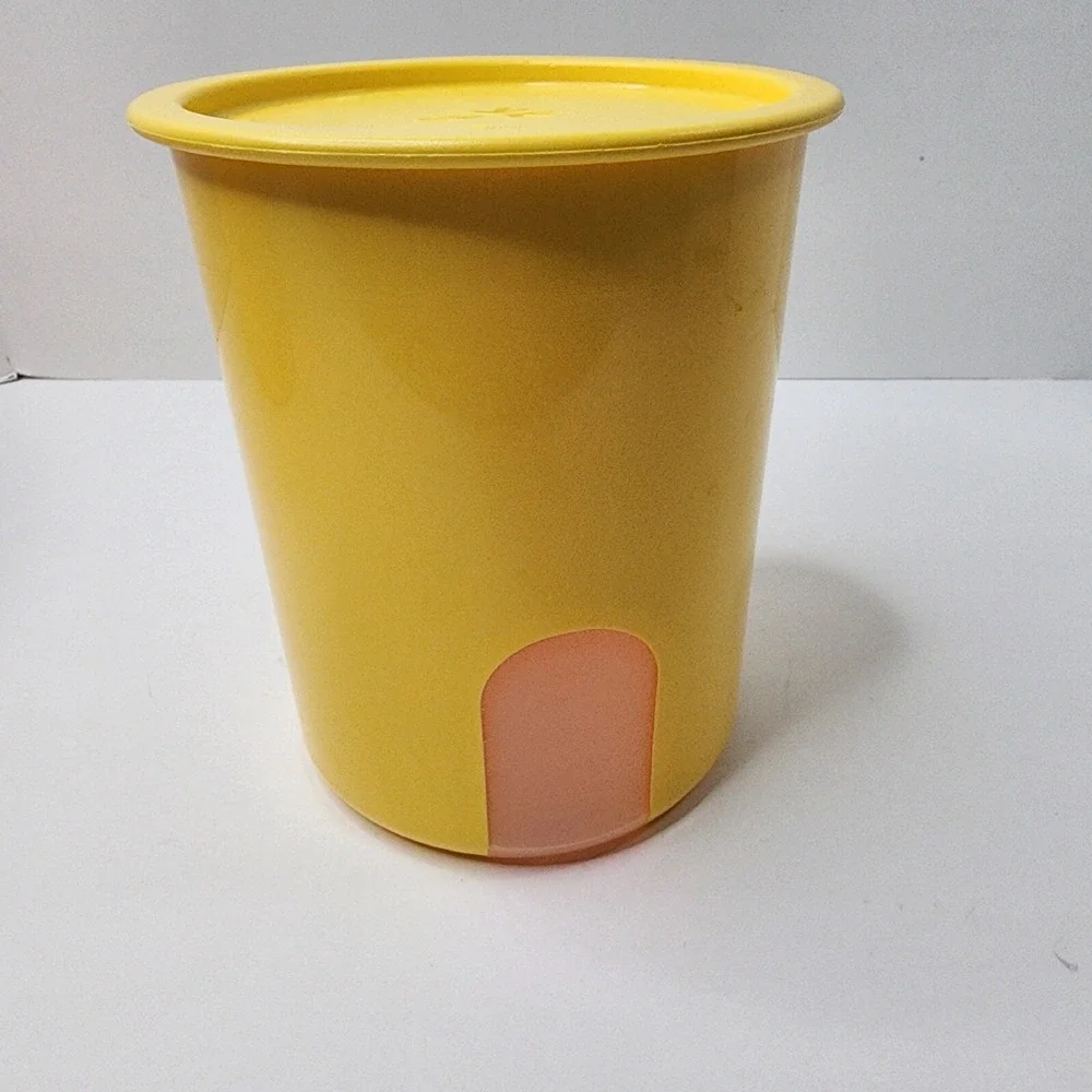 TUPPERWARE Yellow Round 8 Cup B Canister #2420D-1 One Touch Seal EUC